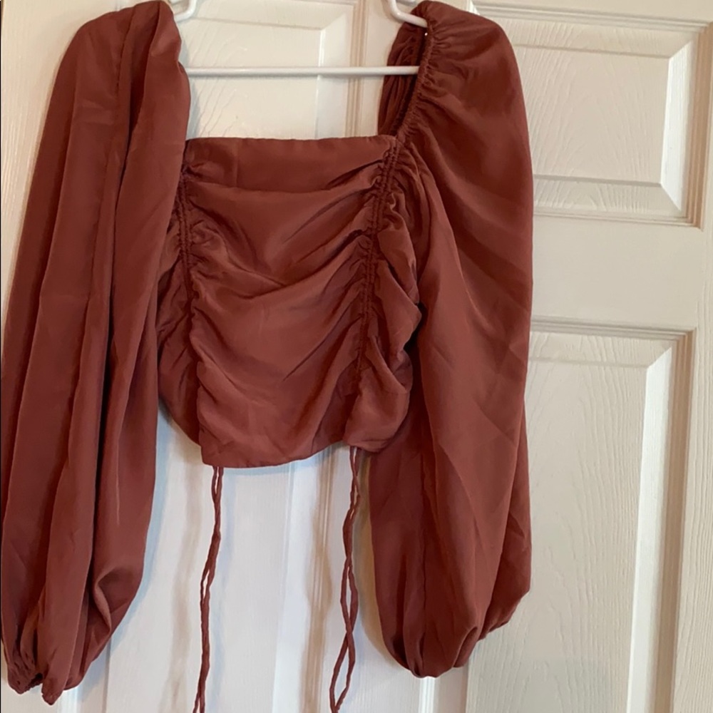 Cropped loose sleeve top.